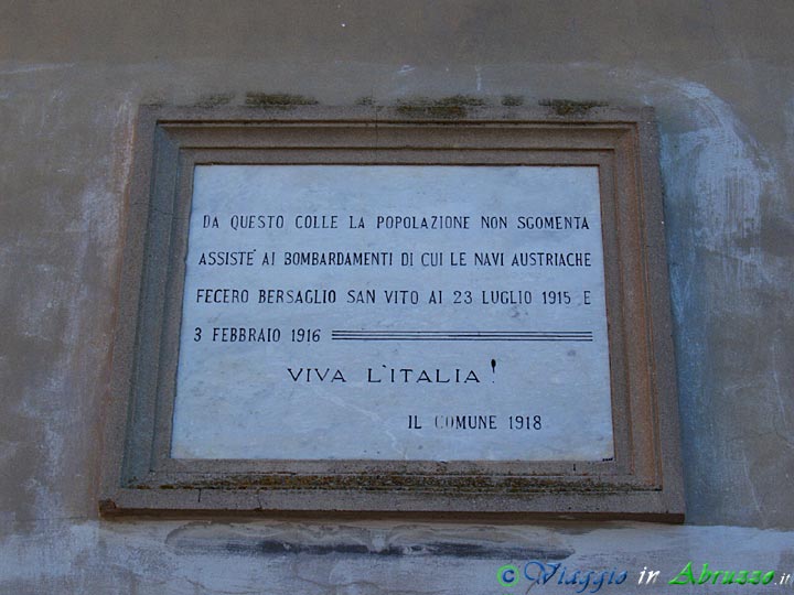 17-PB143980+.jpg - 17-PB143980+.jpg - Una lapide posta nel 1918 dal comune di S. Vito Chietino ricorda i lunghi bombardamenti cui la cittadina fu sottoposta durante la Grande Guerra.